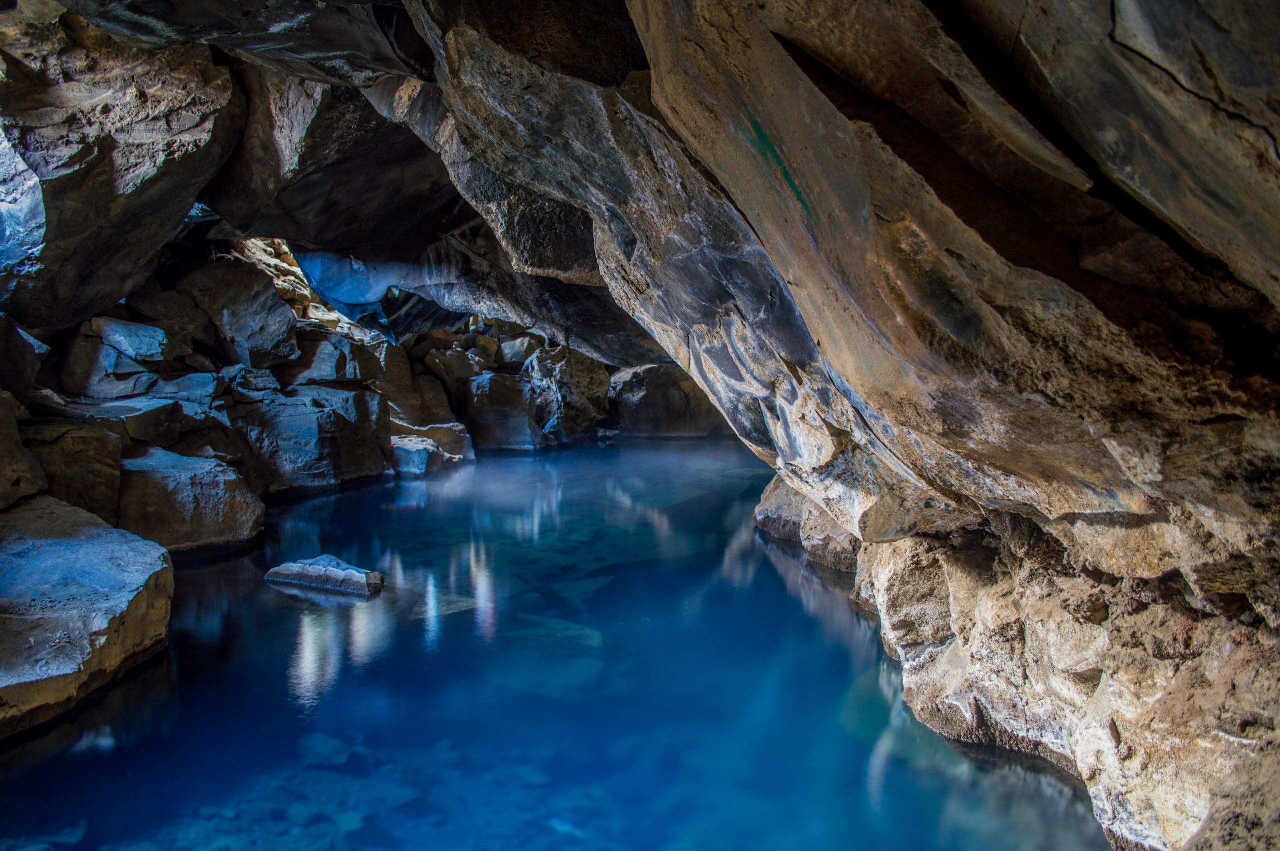 Grjótagjá cave game of thrones drehorte island