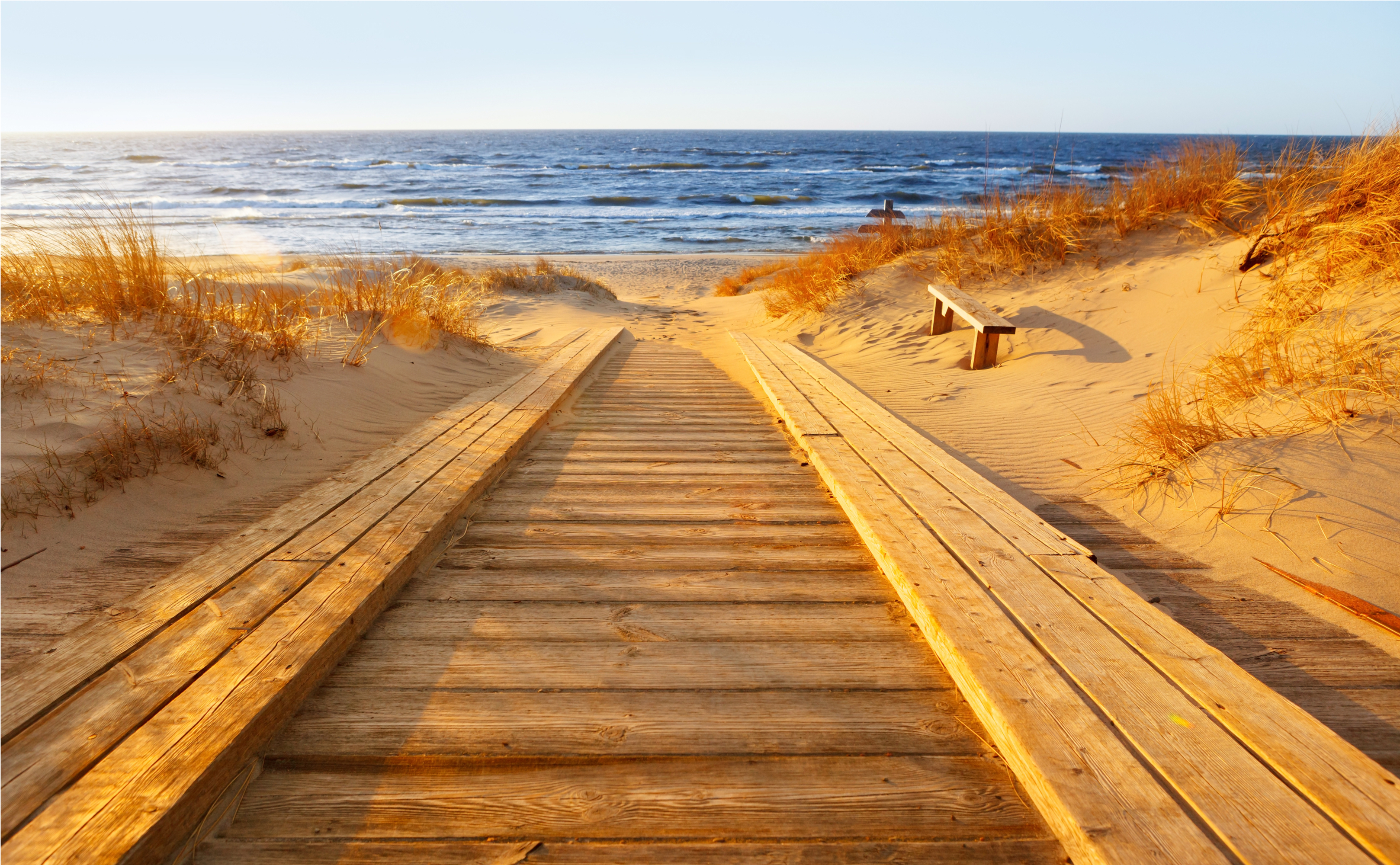 Strandübergang an der herbstlichen Ostsee