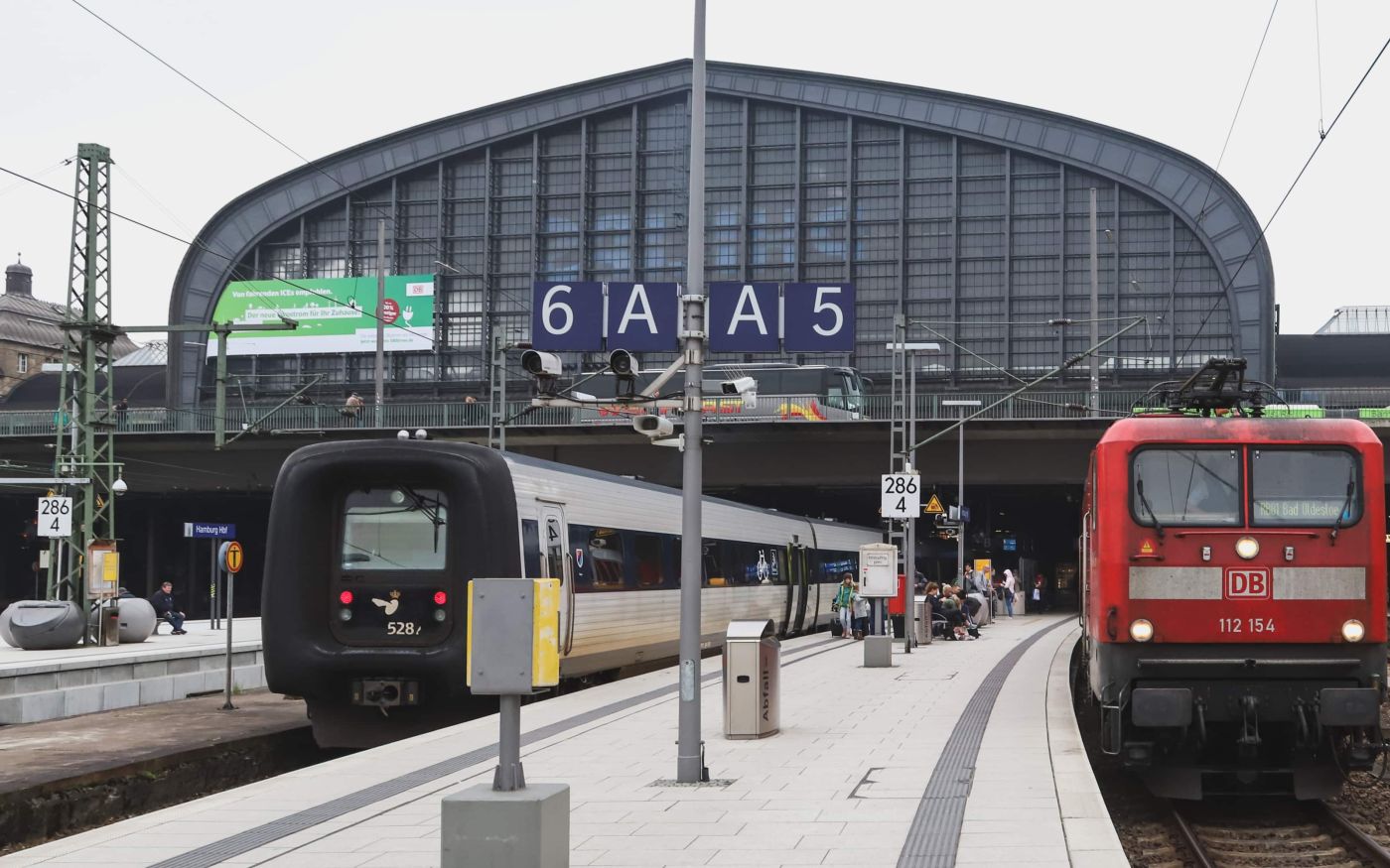 Zug der DSB am Hamburger Hauptbahnhof
