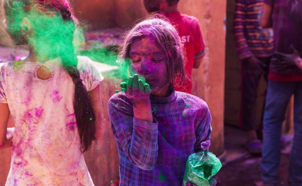 Farben & Frühling: 19 bunte Bilder vom Holi Festival in Indien