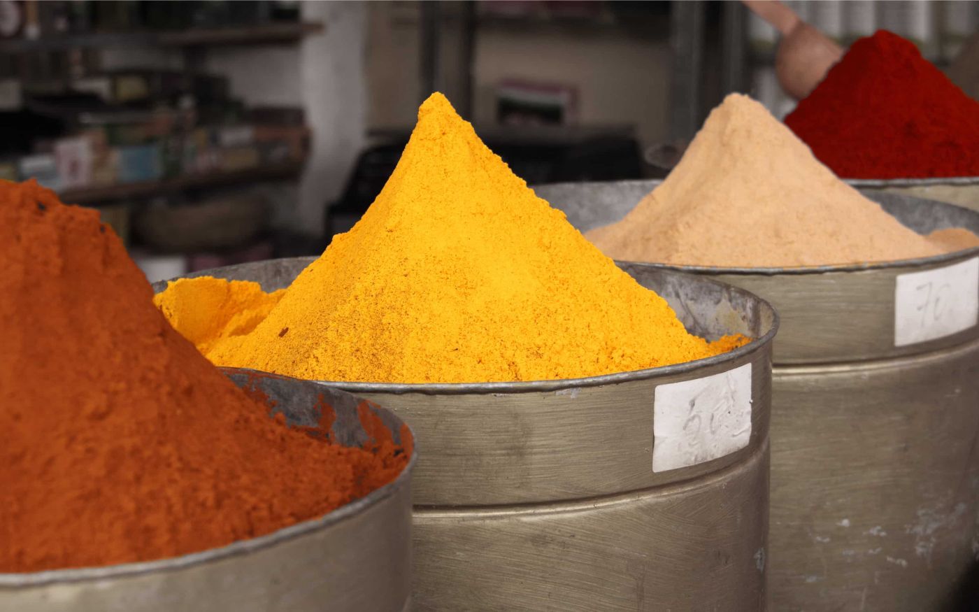 Marktstand mit Gewürzen in der Altstadt von Marrakesch