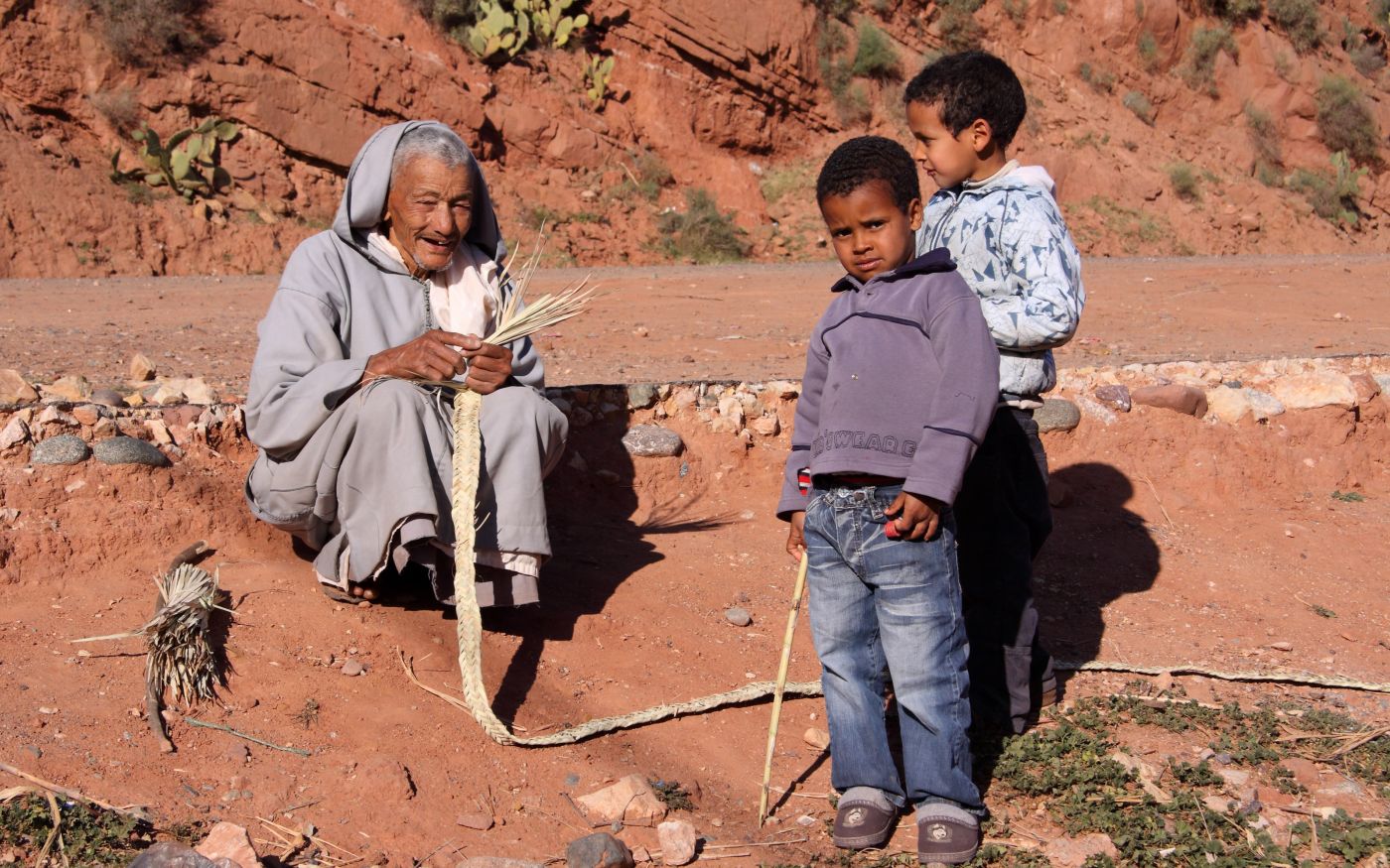 Ein Berber in typischem Gewand mit seinen Enkelkindern