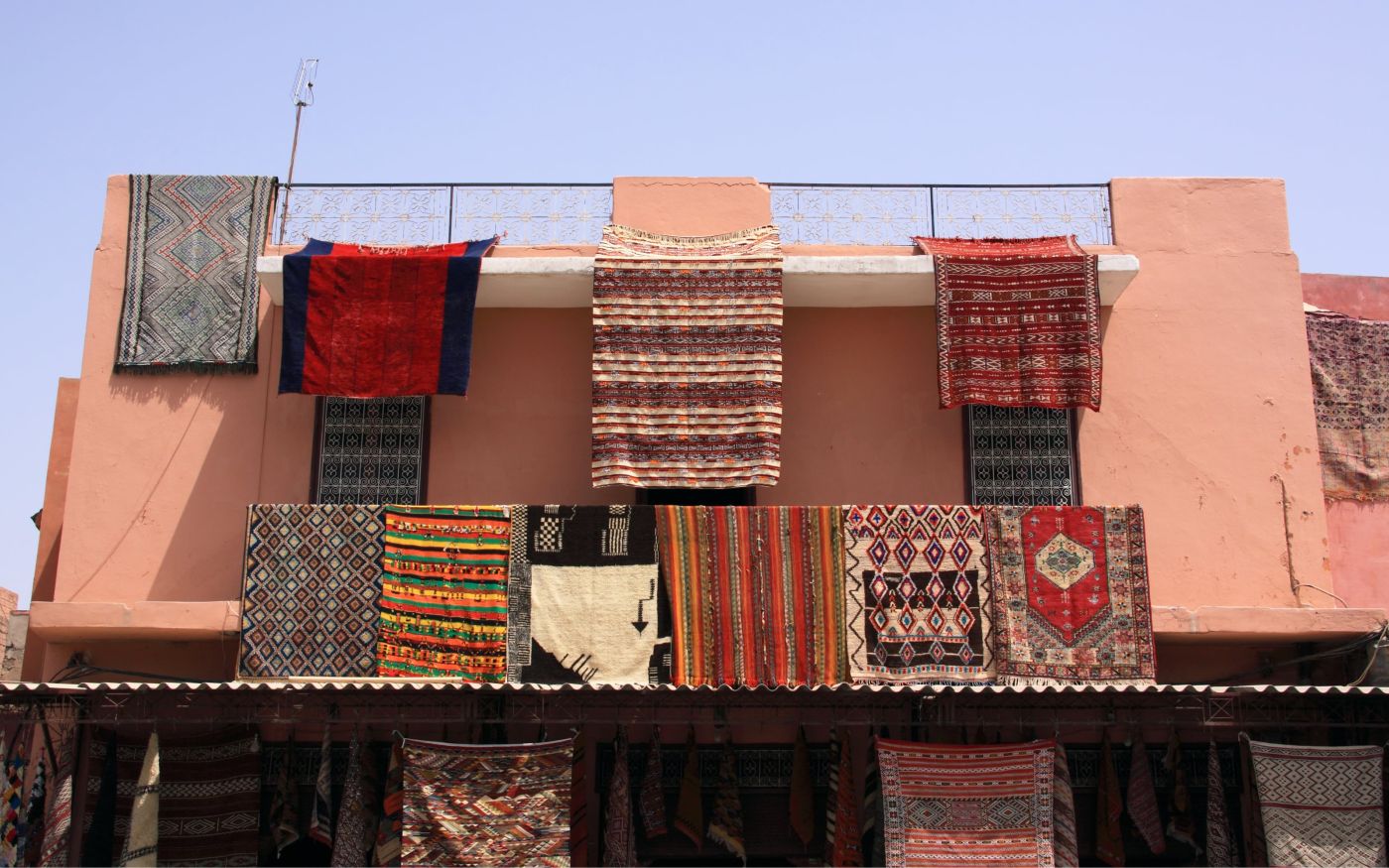 Bunte Berber-Teppiche auf dem Djemaa el Fna