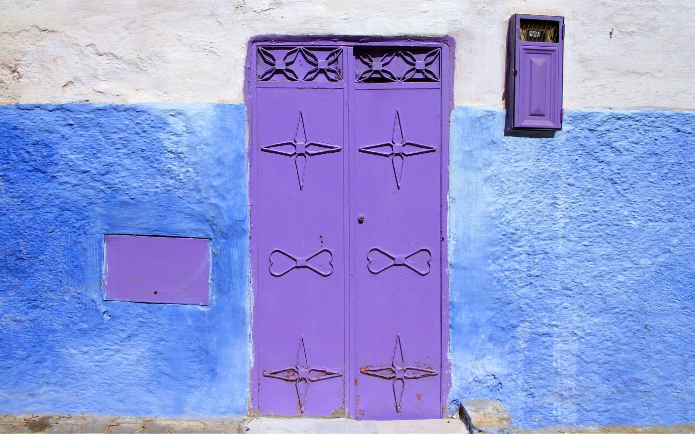 Bunte Fassade und Tür in der Altstadt von Marrakesch