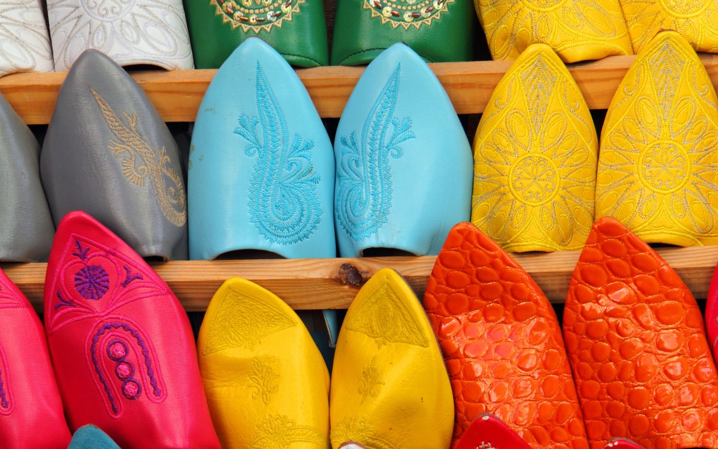 Bunte Babouches, für Marokko typische Slipper aus Leder