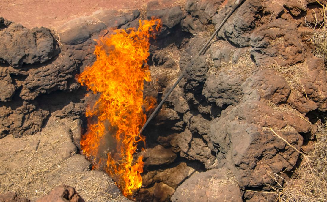 Brennendes Reisig im Nationalpark Timanfaya auf Lanzarote